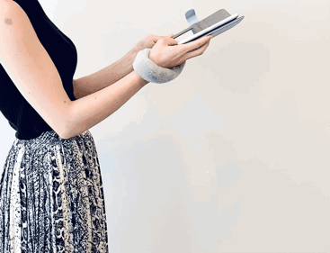 つぶら な瞳に癒やされる イラストレーター霜田有沙さんが描く猫グッズが続々 ふわふわボディークリーム 猫のもふもふしっぽスマホカバー 子猫がのぞくファイルブック が フェリシモ猫部 から新登場 株式会社フェリシモのプレスリリース つぶら な瞳に癒やされる イラストレーター霜田有沙さんが描く猫グッズが続々 ふわふわボディークリーム 猫のもふもふしっぽスマホカバー 子猫がのぞくファイルブック が フェリシモ猫部 から新登場 株式会社フェリシモのプレスリリース