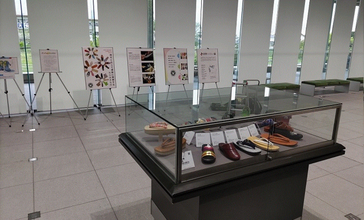 「サンダル履物デザイン展」を奈良県立図書情報館にて開催