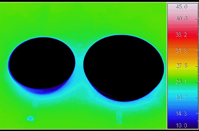10分ほど冷蔵庫に冷やして、室内24℃に置いた時の比較(左:一般の陶器 右:瓦のボウル) 10分ほど冷蔵庫に冷やして、室内24℃に置いた時の比較(左:一般の陶器 右:瓦のボウル)