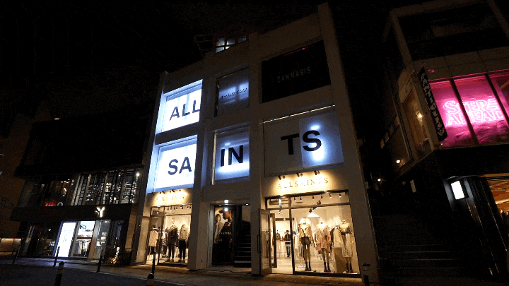 ロゴが点滅するLEDファサード ロゴが点滅するLEDファサード