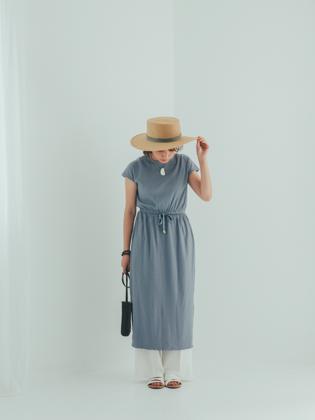 ウエストはドロスト仕様なのでお好みの位置・サイズに調整可能です。 ウエストはドロスト仕様なのでお好みの位置・サイズに調整可能です。