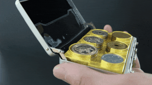 予約殺到で1,700人以上待ちのアタッシュケース型コインケースが 予約殺到で1,700人以上待ちのアタッシュケース型コインケースが