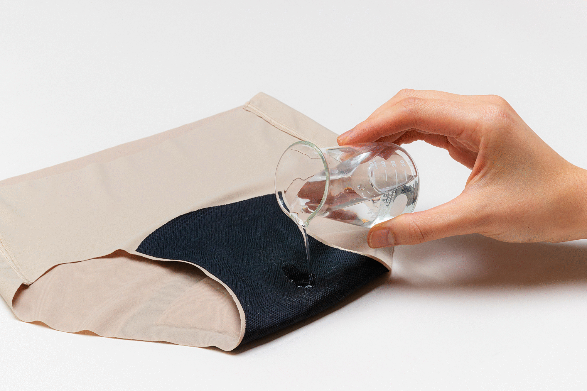 経血だけでなく、尿モレにも対応するためには、一瞬で多くの水分を吸収することが求められます。スポンジが使用する吸水生地は瞬時に水分を吸収して外漏れすることを防ぐことができます。 経血だけでなく、尿モレにも対応するためには、一瞬で多くの水分を吸収することが求められます。スポンジが使用する吸水生地は瞬時に水分を吸収して外漏れすることを防ぐことができます。