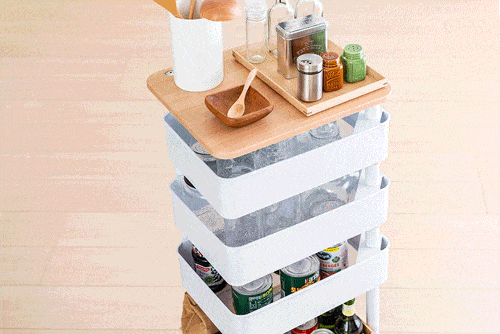 片手でもラクラク♪中の物を出し入れしやすい「回転するトレイ」