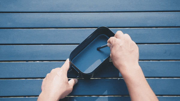 自社の耐久テスト:金属棒で引っかき加工に剥がれなどが発生しないかチェック