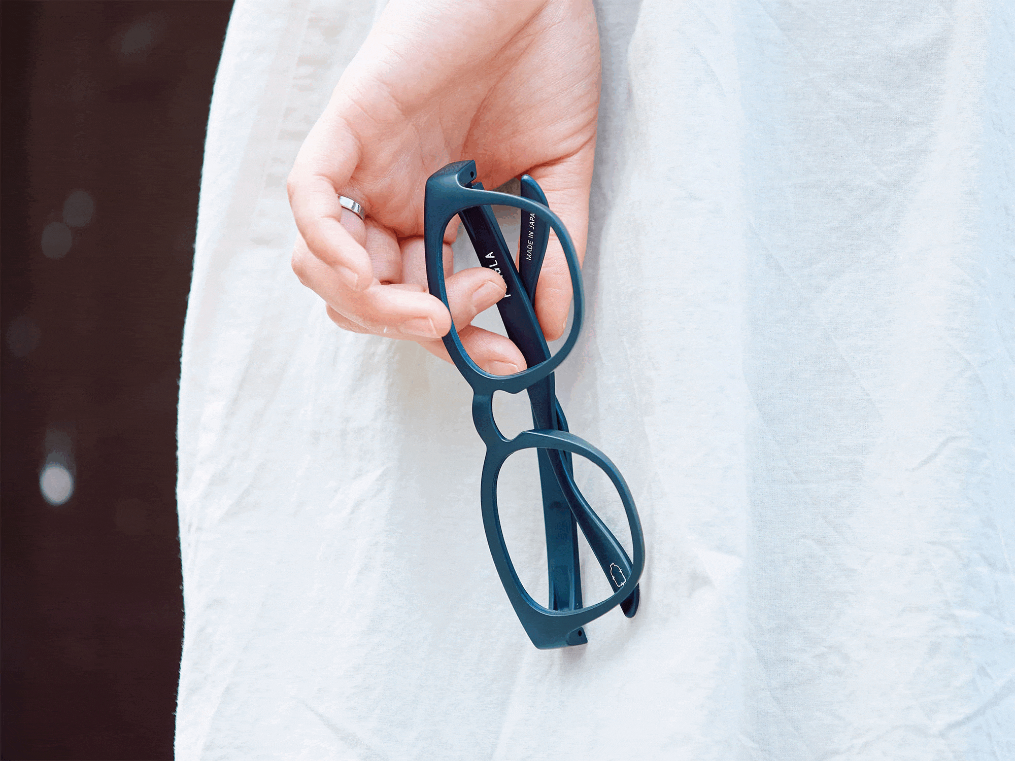 紫外線量によってレンズの色味が変化する調光レンズ