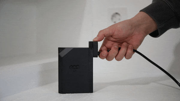 延長コードでデスクの上に置くことも可能です。