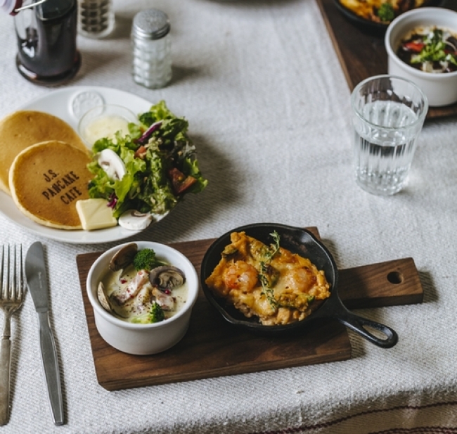 パンケーキと一緒に楽しむミールセットが選べるお食事パンケーキ「パレッタブルプレート」