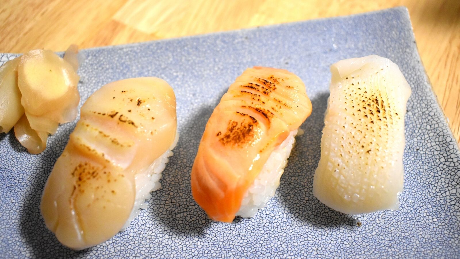 付属のトーチバーナーで炙り料理も可能