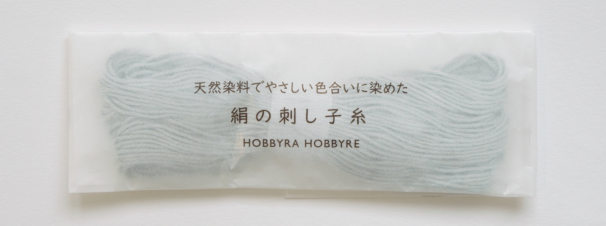 やさしい色に合わせた半透明のパッケージ