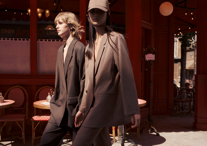 H&M 2022年レディース最新秋冬コレクション 左：ダブルブレストジャケット¥4,999 右：ダブルブレストジャケット¥3,999 キャップ¥1,999