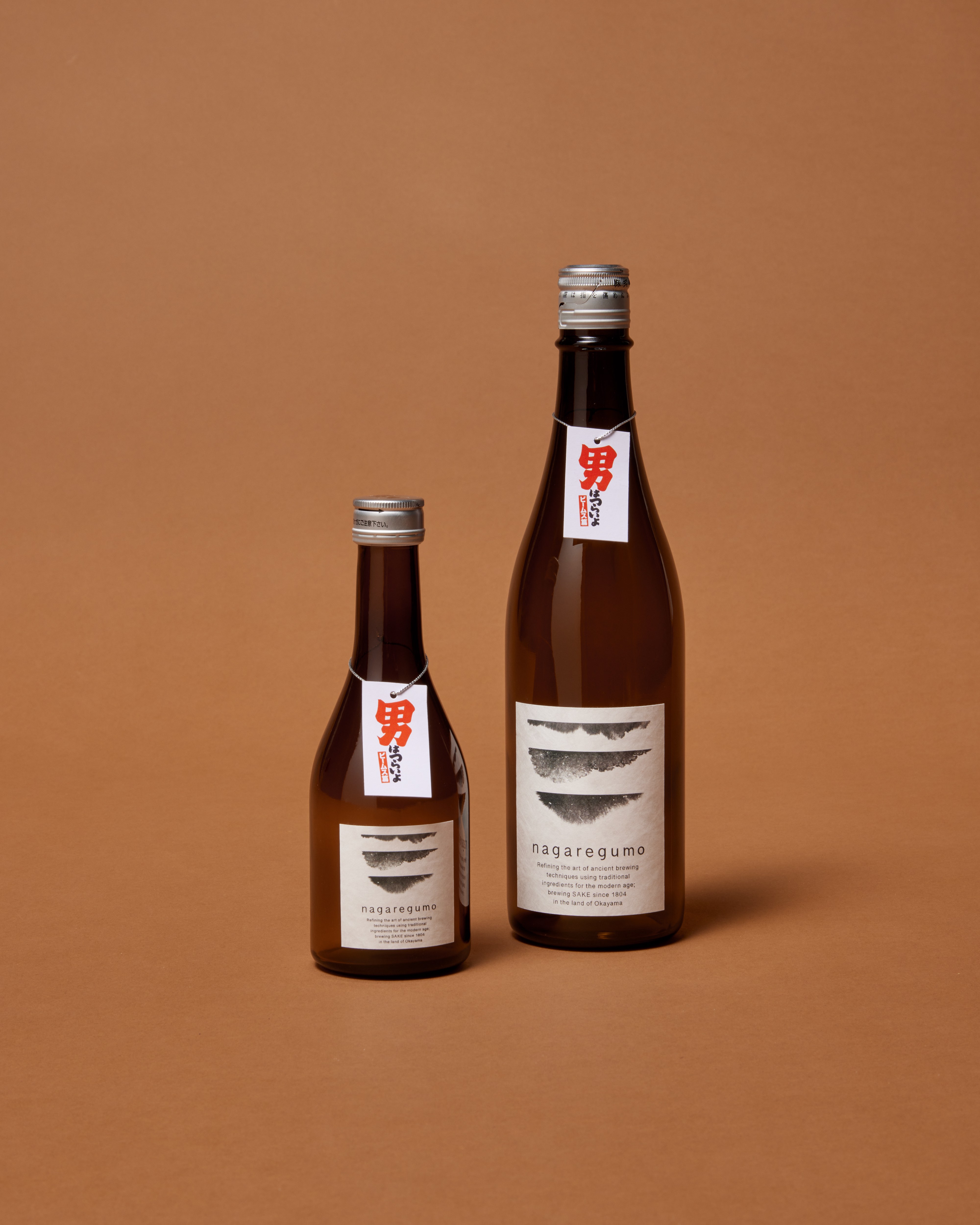 （左より） 辻本店　ながれぐも300ml 価格：￥1,100（税込） 辻本店　ながれぐも720ml 価格：￥1,870（税込）