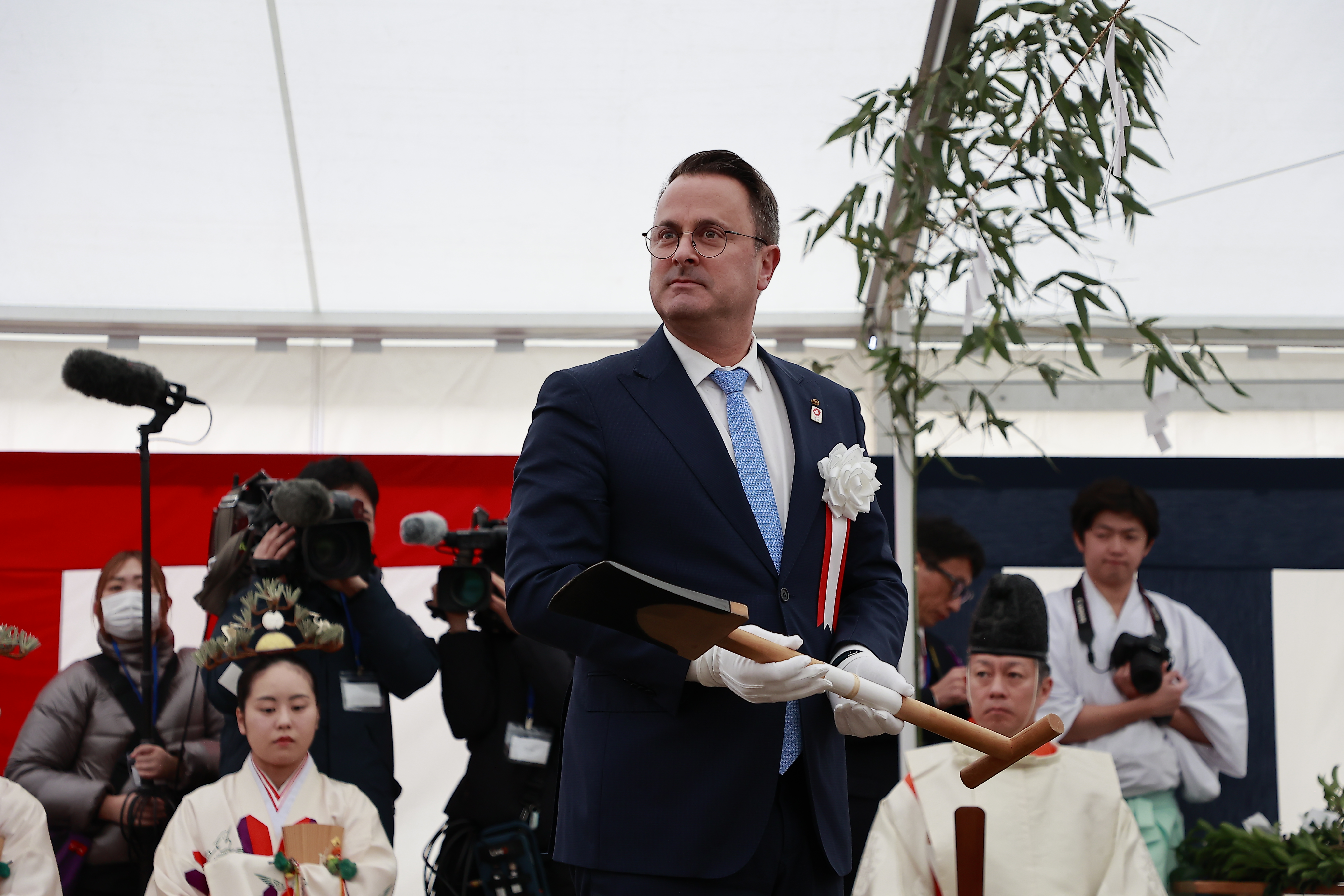 起工式で鋤入れをするグザヴィエ・ベッテル副首相 ©GIE Luxembourg@Expo2025Osaka