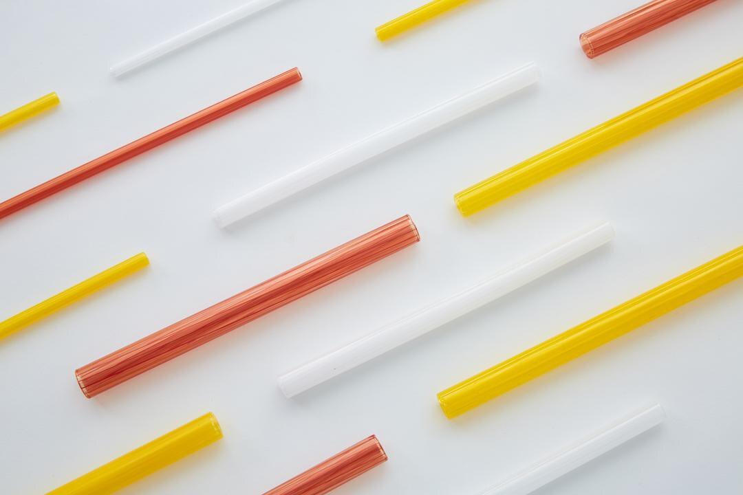 ガラスで作られたカラフルなストロー。プラスチックのストローに代わるだけでなく、美しさや楽しさを表現