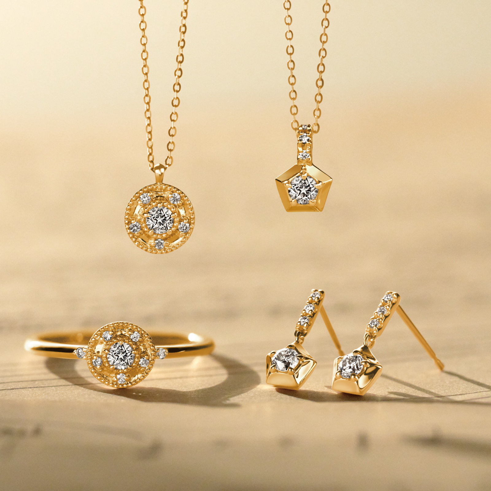 ■ブリラ（写真左上下）： ネックレス 55,000円・リング 69,300円   ■クインテット（写真右上下） ネックレス 66,000円・ピアス 66,000円