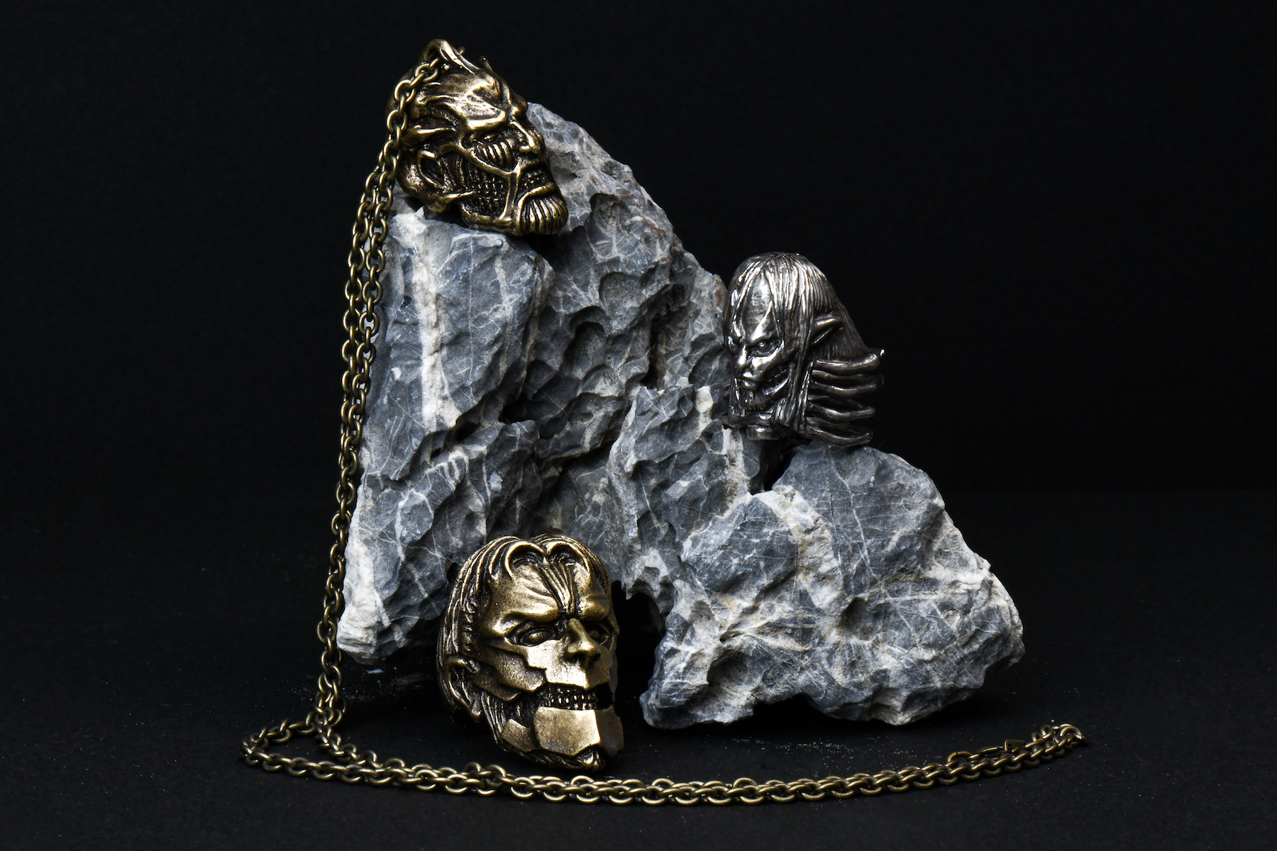 超大型巨人、鎧の巨人、終尾の巨人モチーフのリングとペンダント