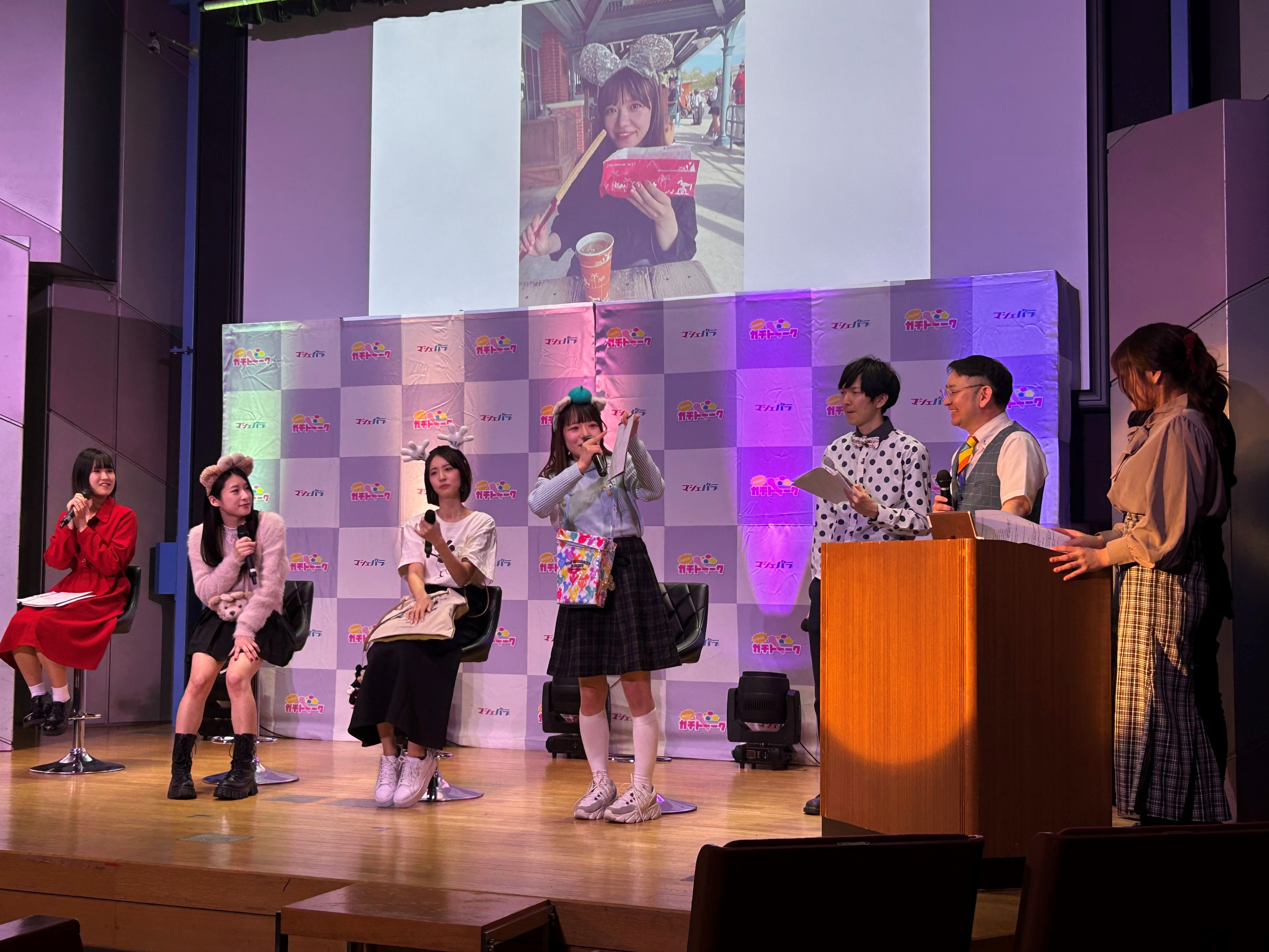 実際にテーマパークで撮った写真を解説する夢乃さん