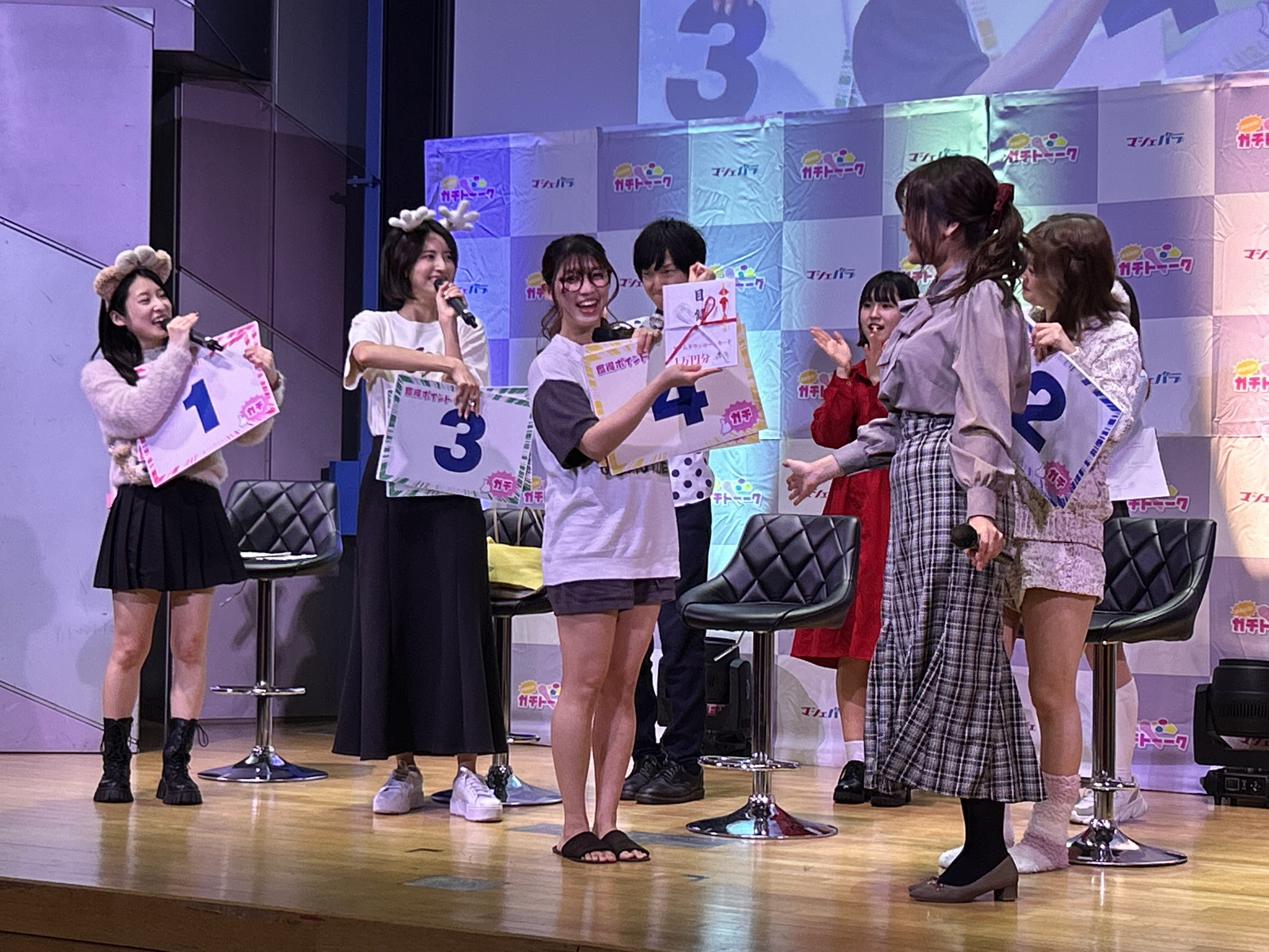 misshaさんから目録を受け取る大塚さん