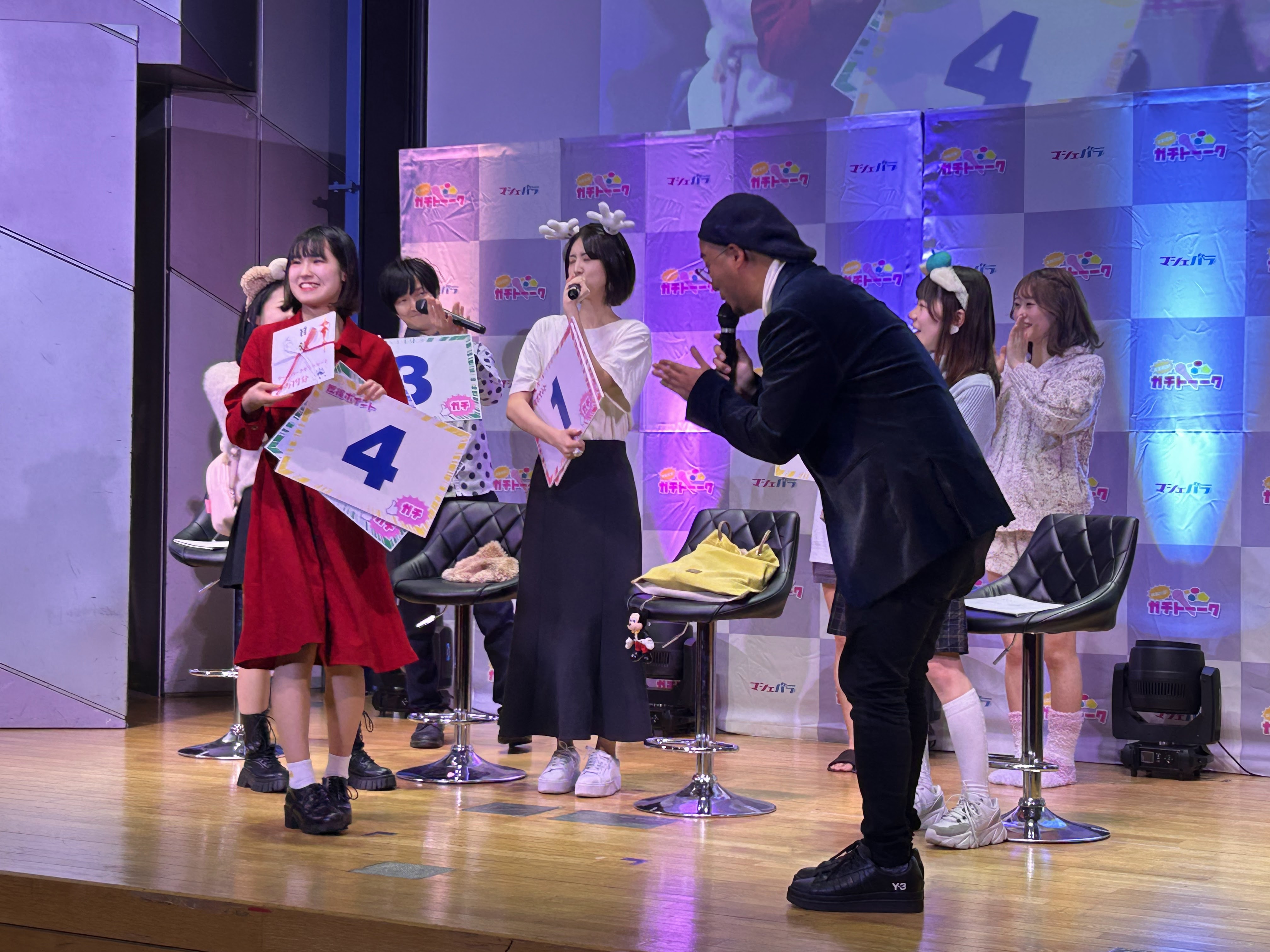 シャバダバふじさんから目録を受け取る春沢さん