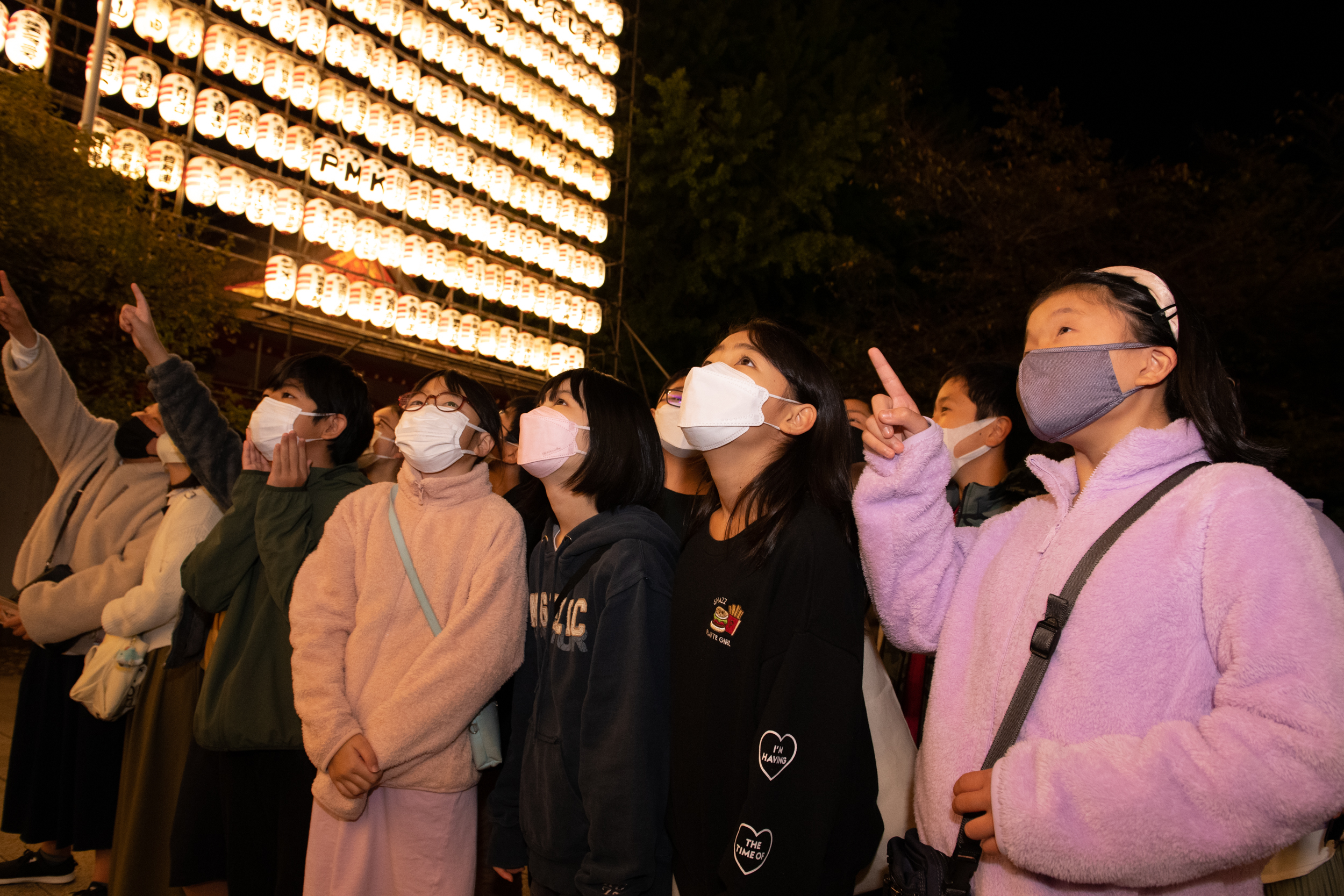 提灯を見上げる児童たち