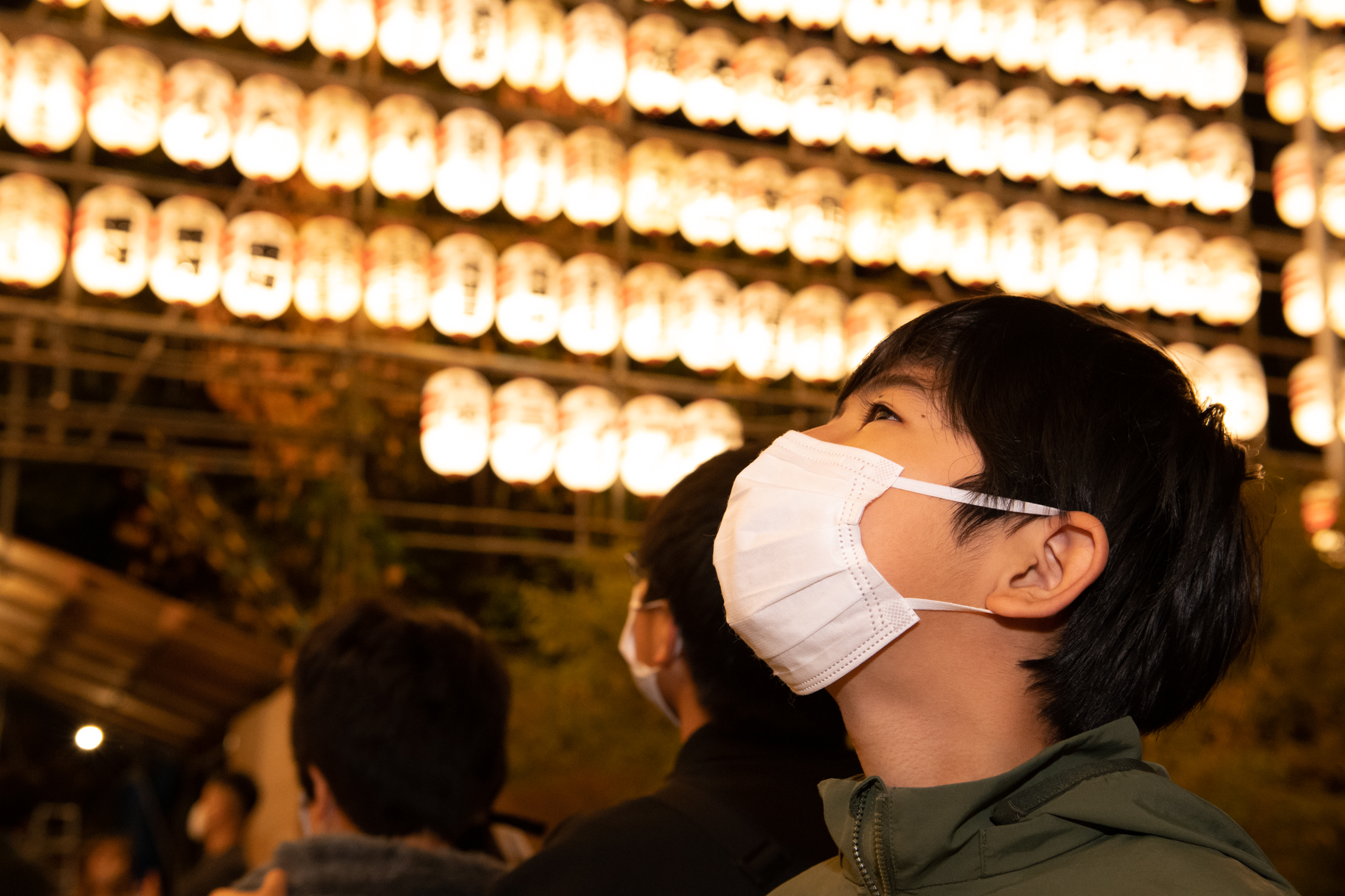 提灯を見上げる児童