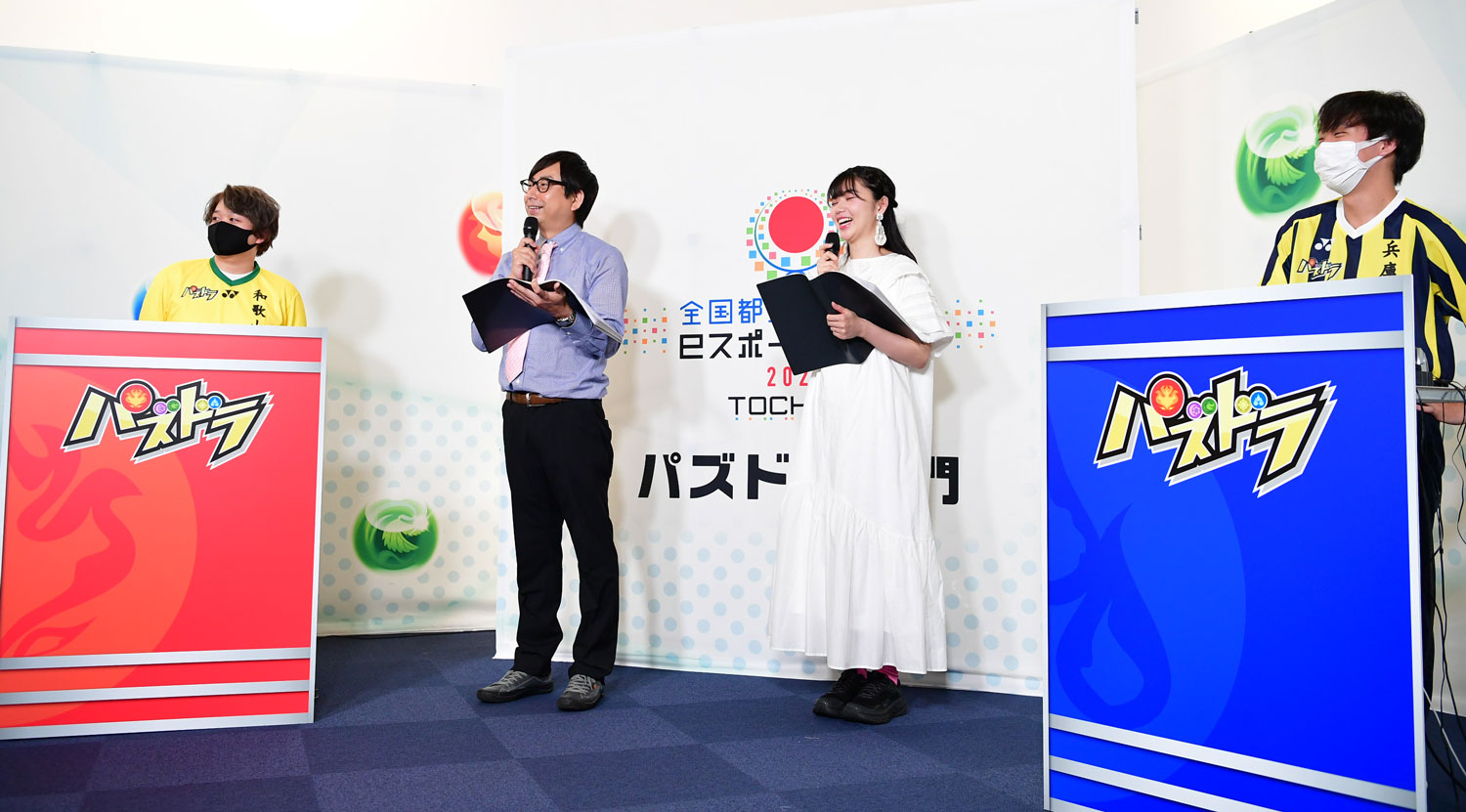 選手と一緒に熱戦を盛り上げたMCのおいでやす小田さんとアシスタントMCの松嶋初音さん