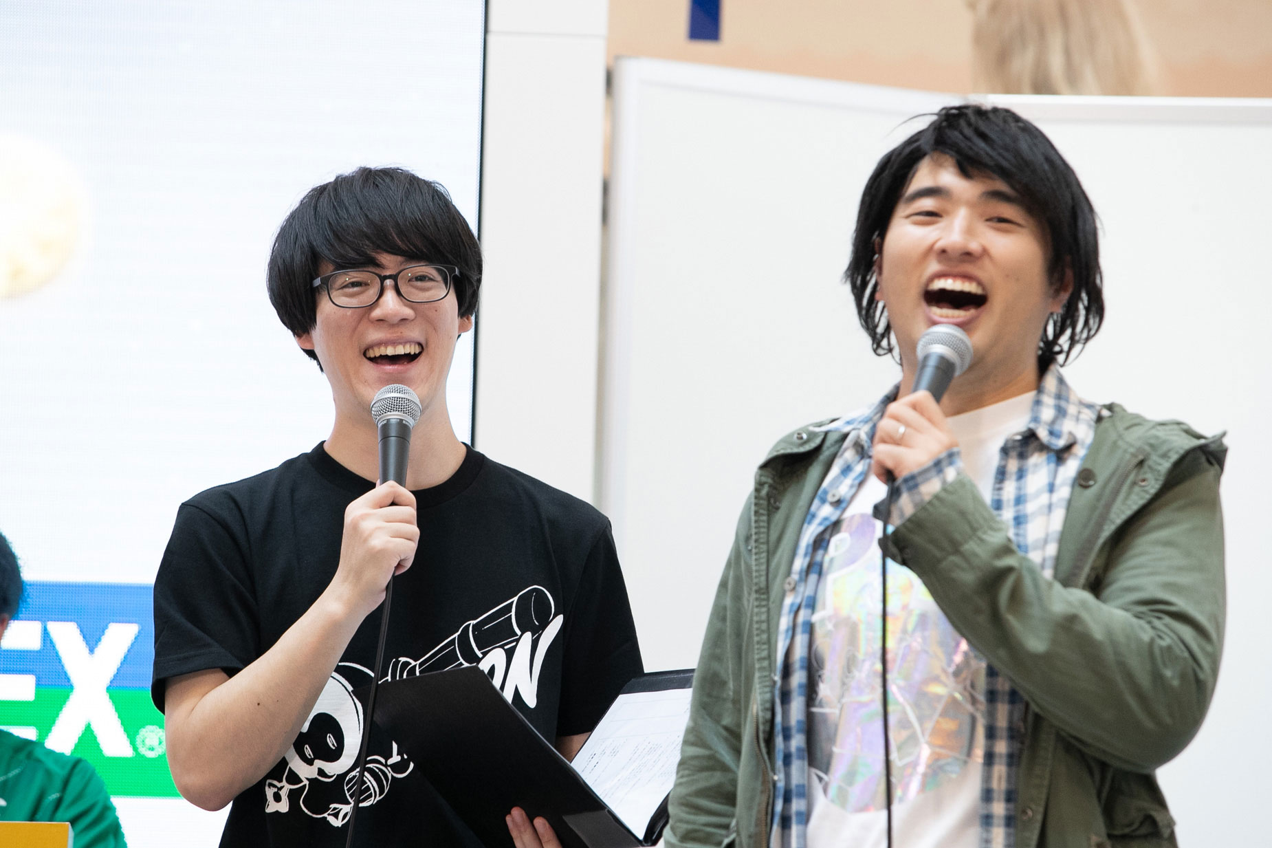 大会MCのフェニックスさん、高井佳佑さん（ガーリィレコード）