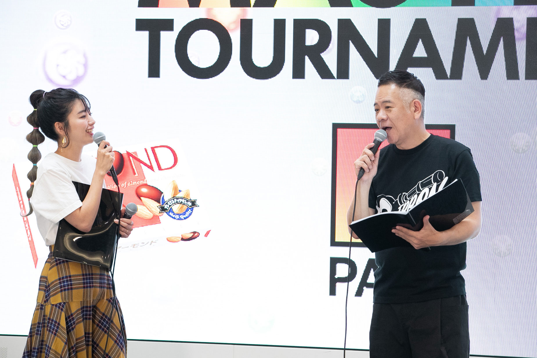 大会MCの原西孝幸さん（FUJIWARA）と アシスタントMCの松嶋初音さん