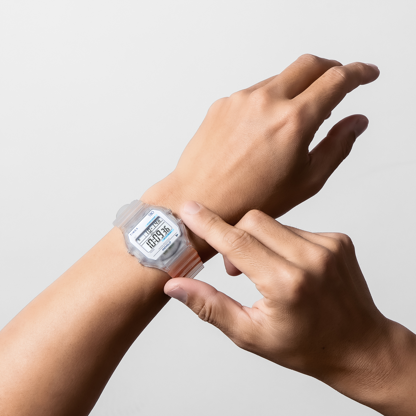 腕時計『TIMEX＜タイメックス＞』、人気の角デジ＜T80＞に、清涼感 