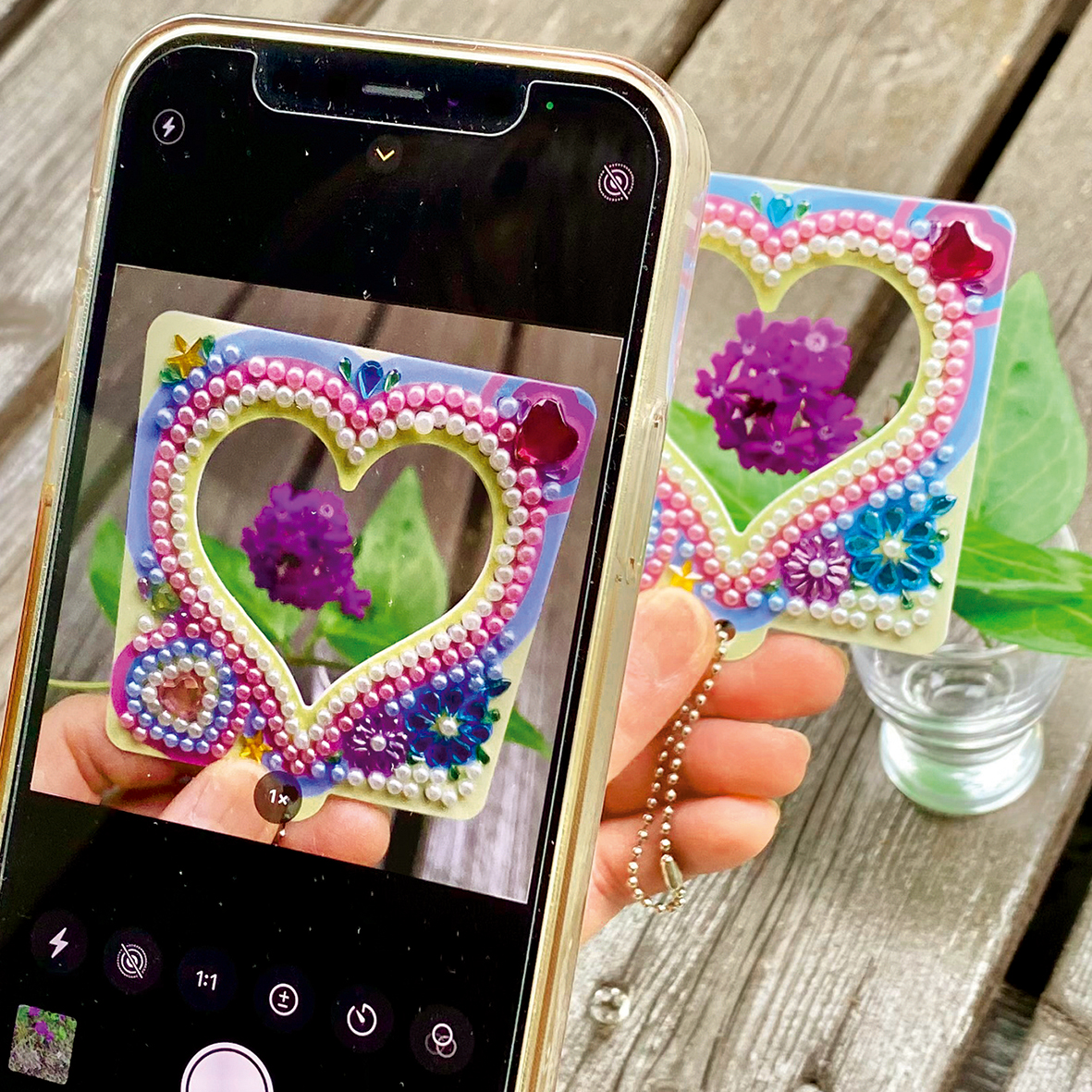 写真を撮るときにデコ枠をつけて撮影できます