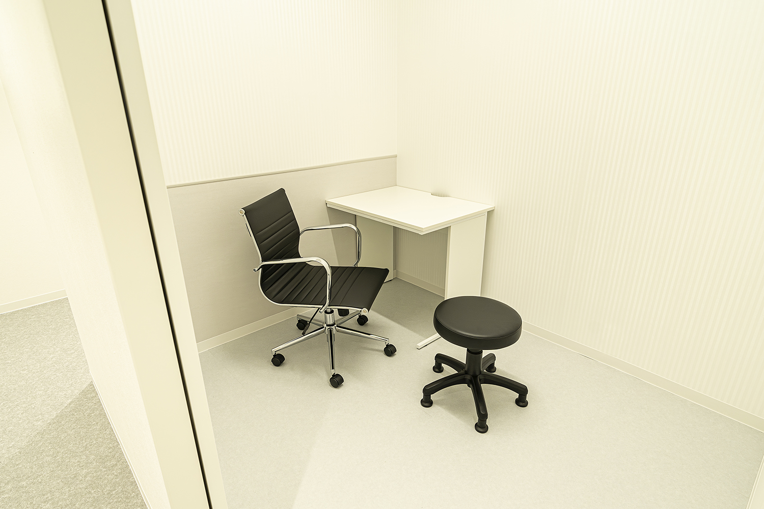 シンプルで落ち着いた雰囲気の診察室