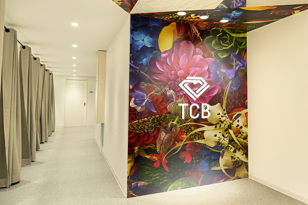 「花」のビジュアルデザインが患者様をお迎え