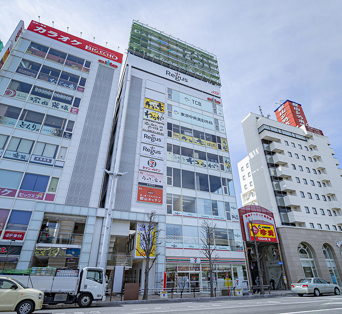 クリニックが入居するエリート30ビル（駅前アーケード入口となり）