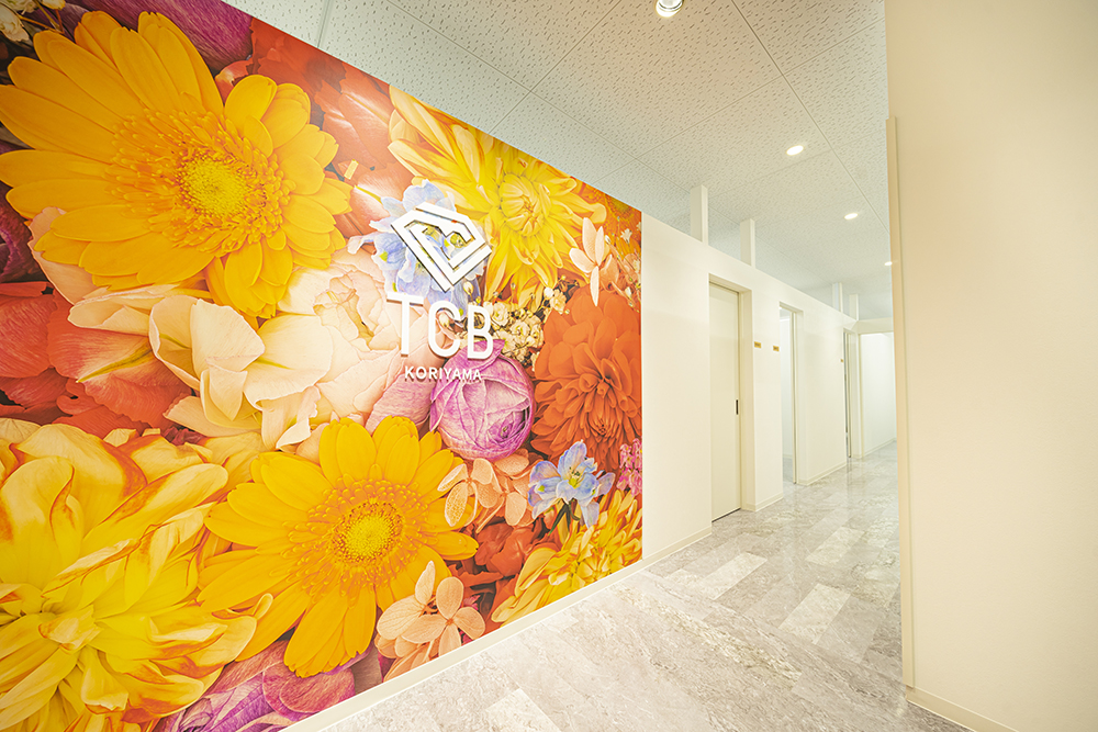 太陽のように明るい花々が患者様をお迎えします