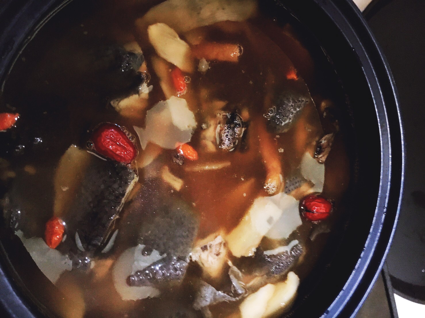 烏骨鶏の薬膳スープ（4人前 6,800円）