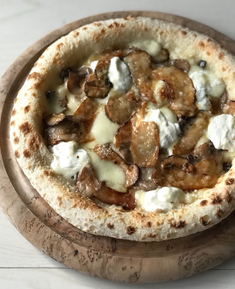 松茸とモッツァレラのピザ 1,480円（税別）