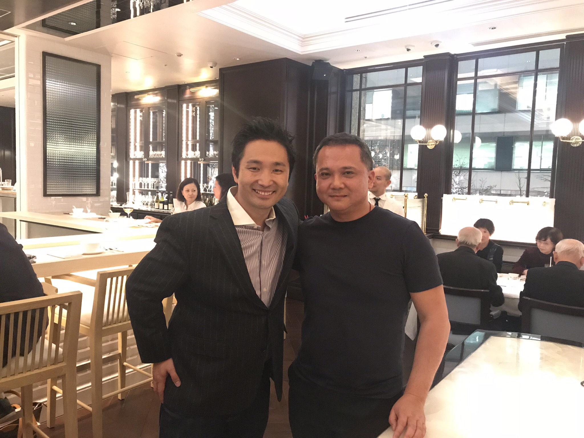 YAUMAY（左 河村代表 右 Alan Yau氏）