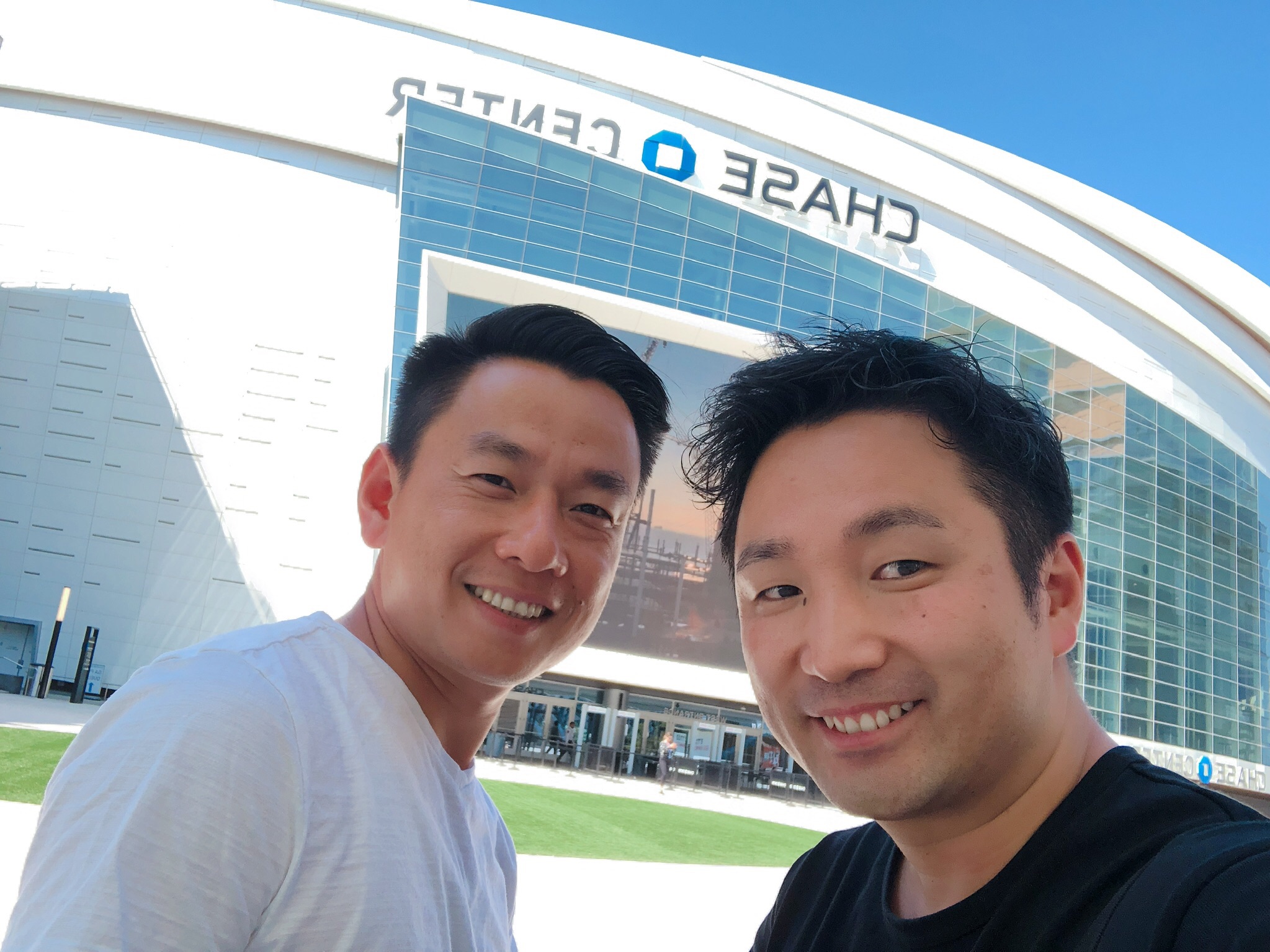 同時オープンのSF店 NBAウォリアーズ新スタジアム前（左 Kash氏 右 河村代表）