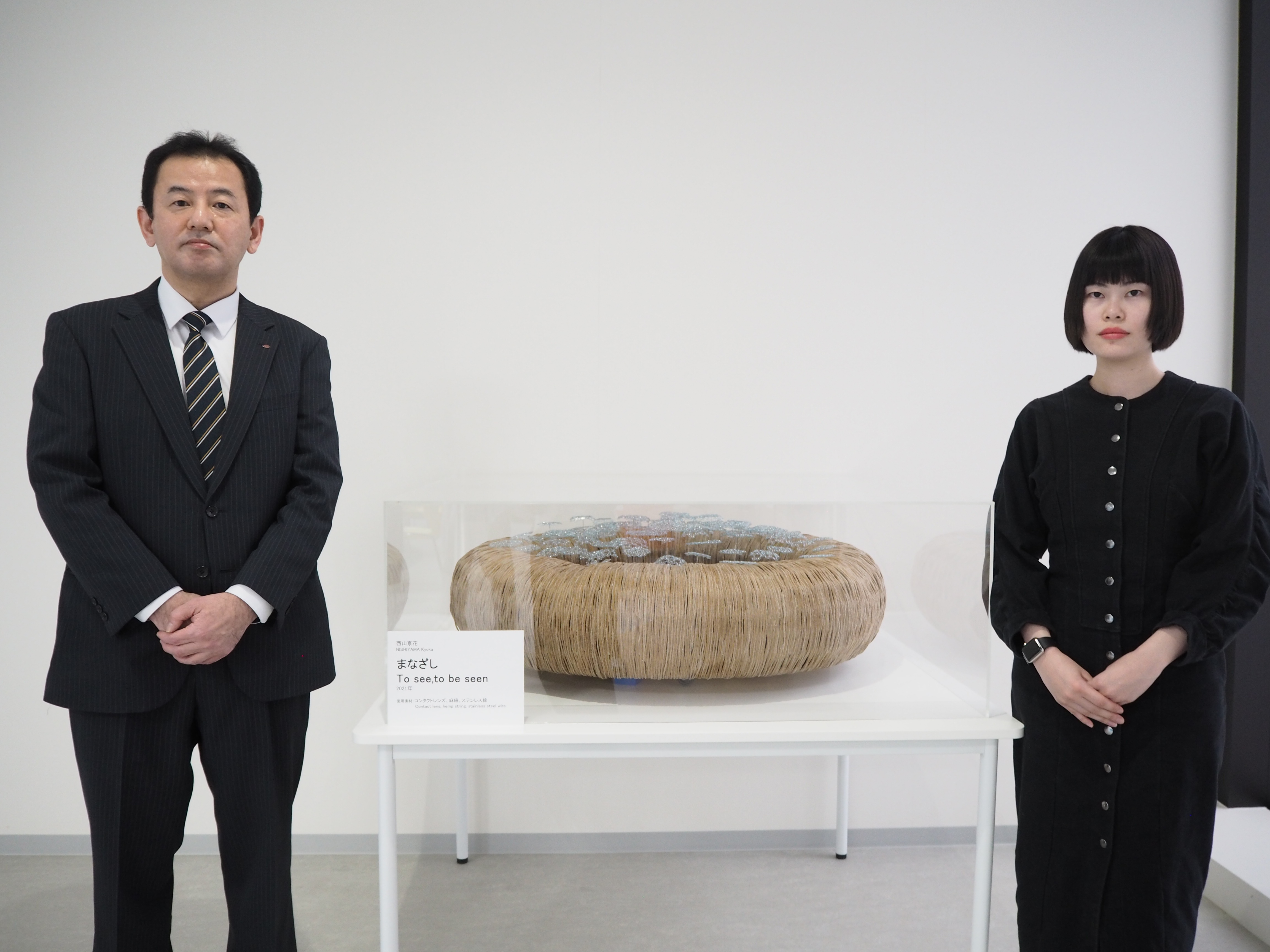 当社取締役常務執行役員 生産技術本部長 福田 猛（左）　　　 東京藝術大学学生 西山 京花様（右）