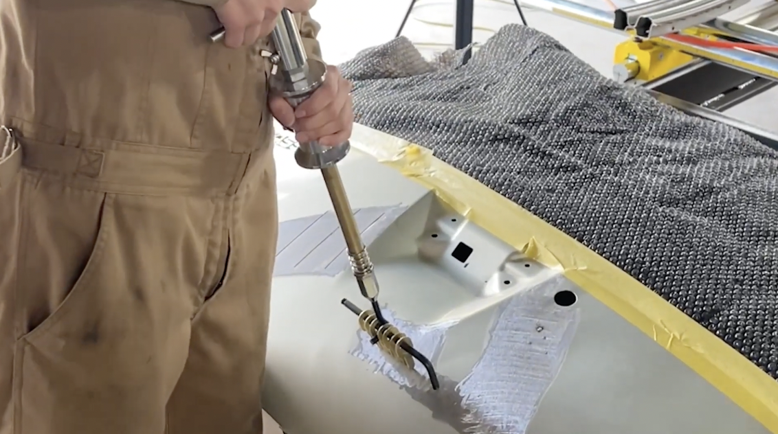 100Vで車体のへこみを修復！小型スタッド溶接機