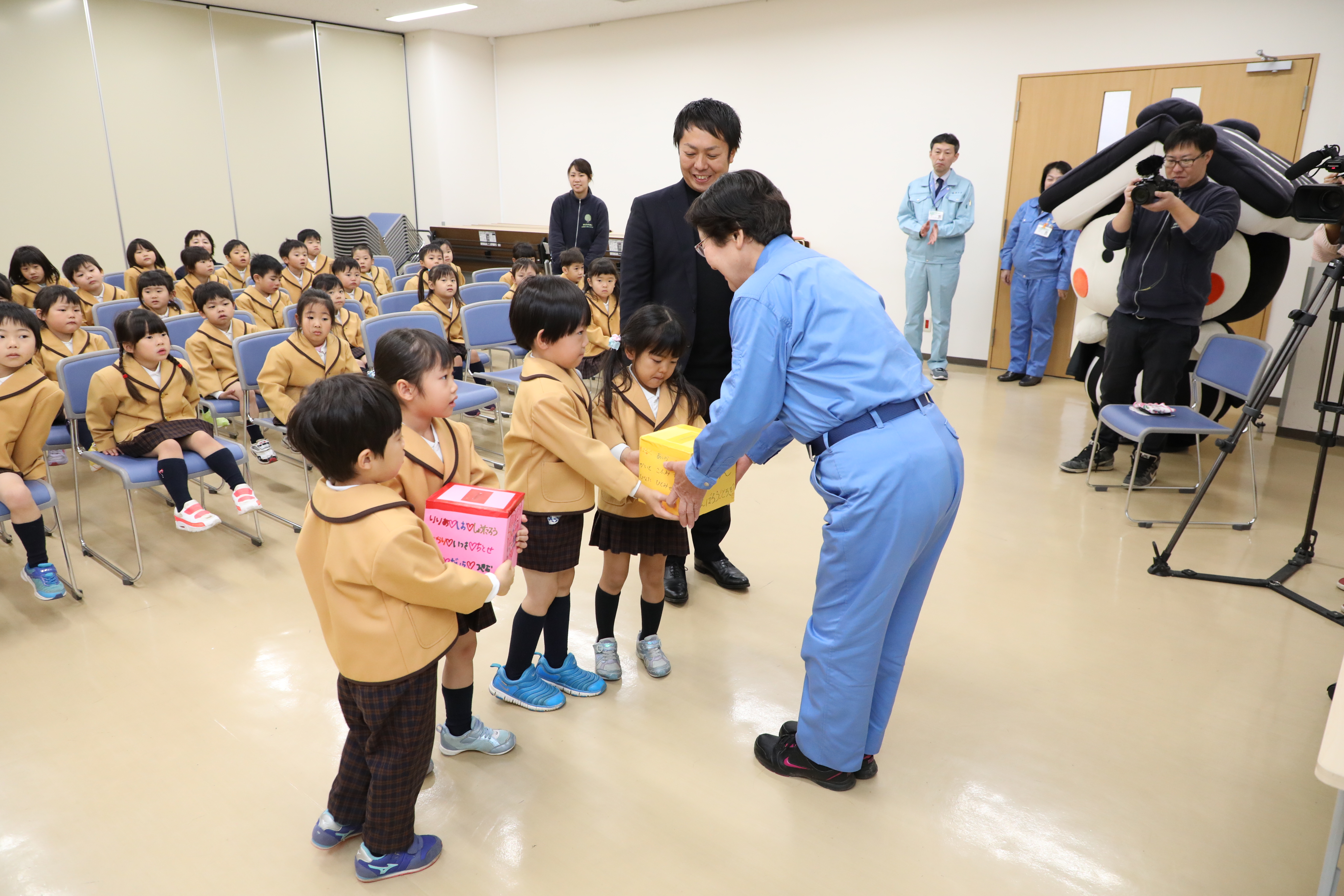 子どもたちから寄付金を手渡ししました