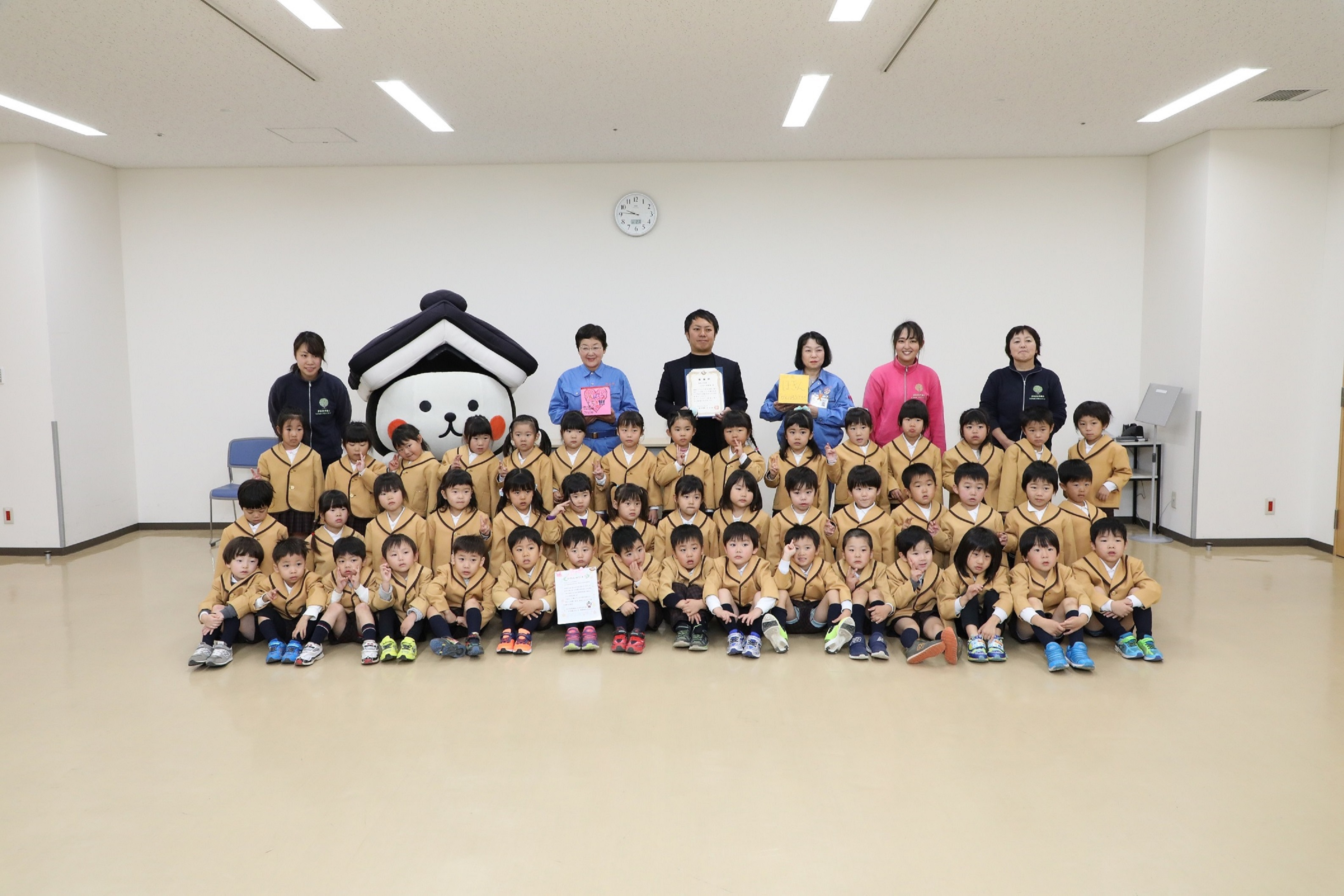 参加した年中児と大川市長との集合写真