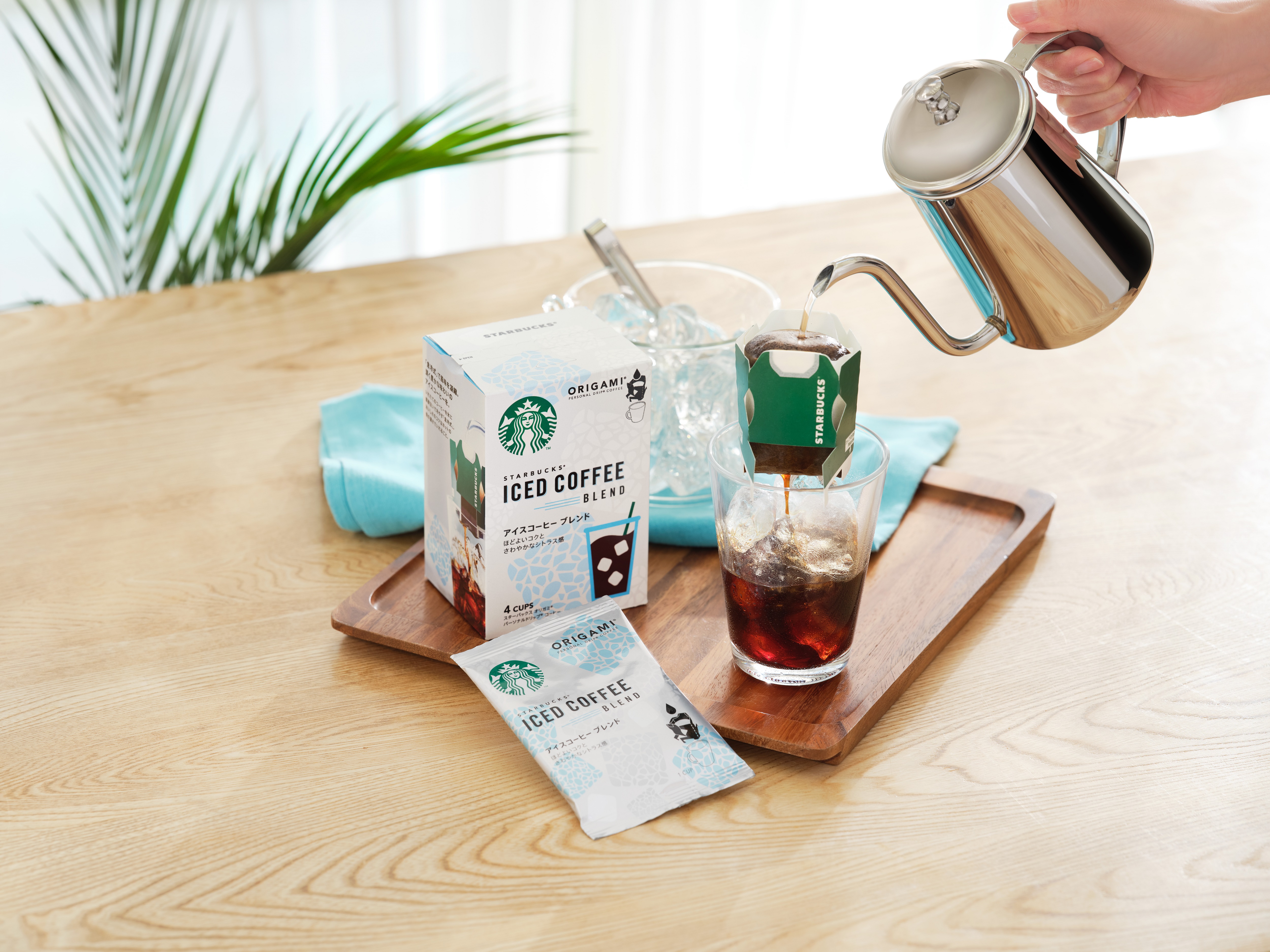 「スターバックス オリガミ® アイスコーヒー ブレンド」と氷でいれる“急冷式”のアイスコーヒー