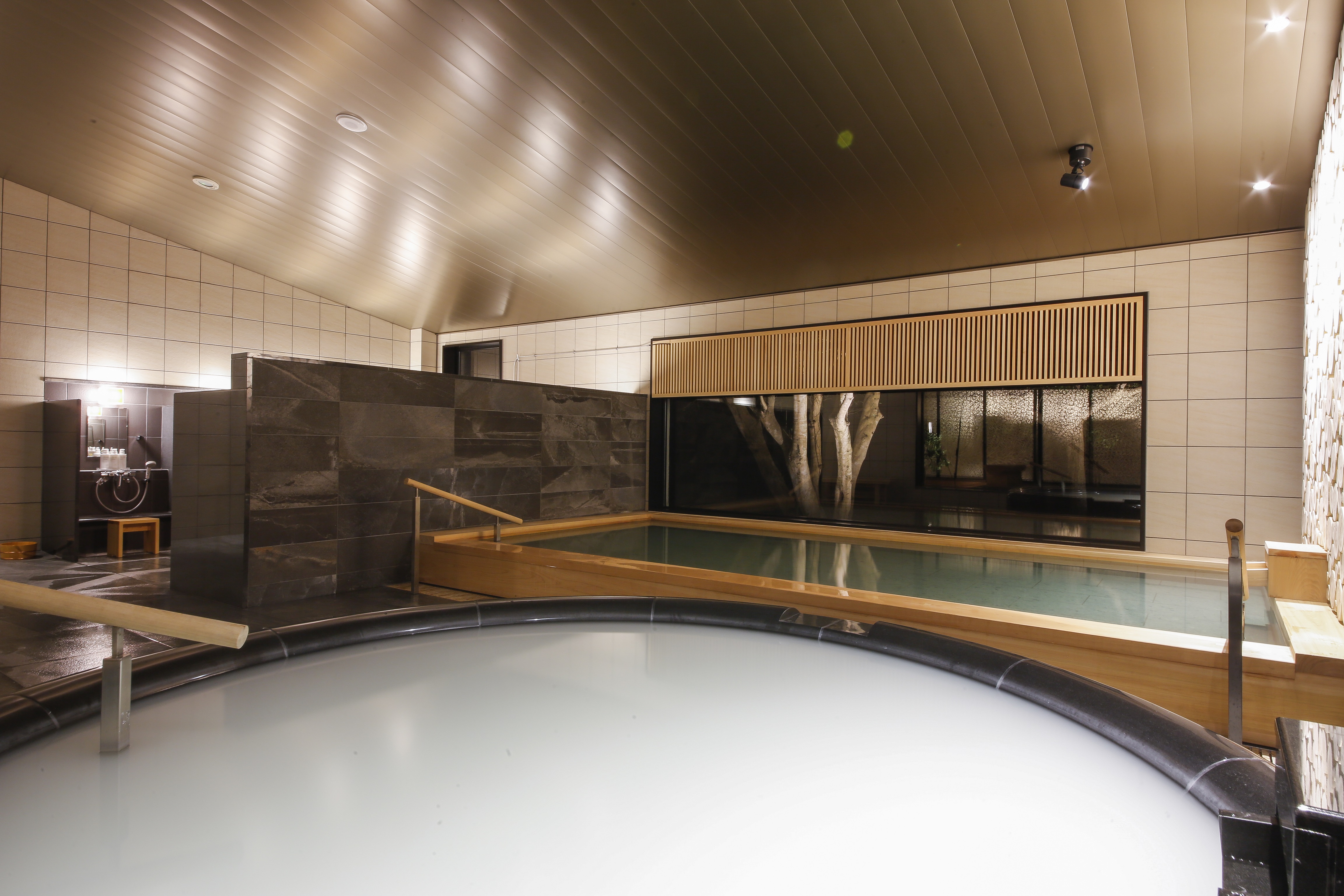 手前は「真珠の湯」、奥は「潮騒の湯」