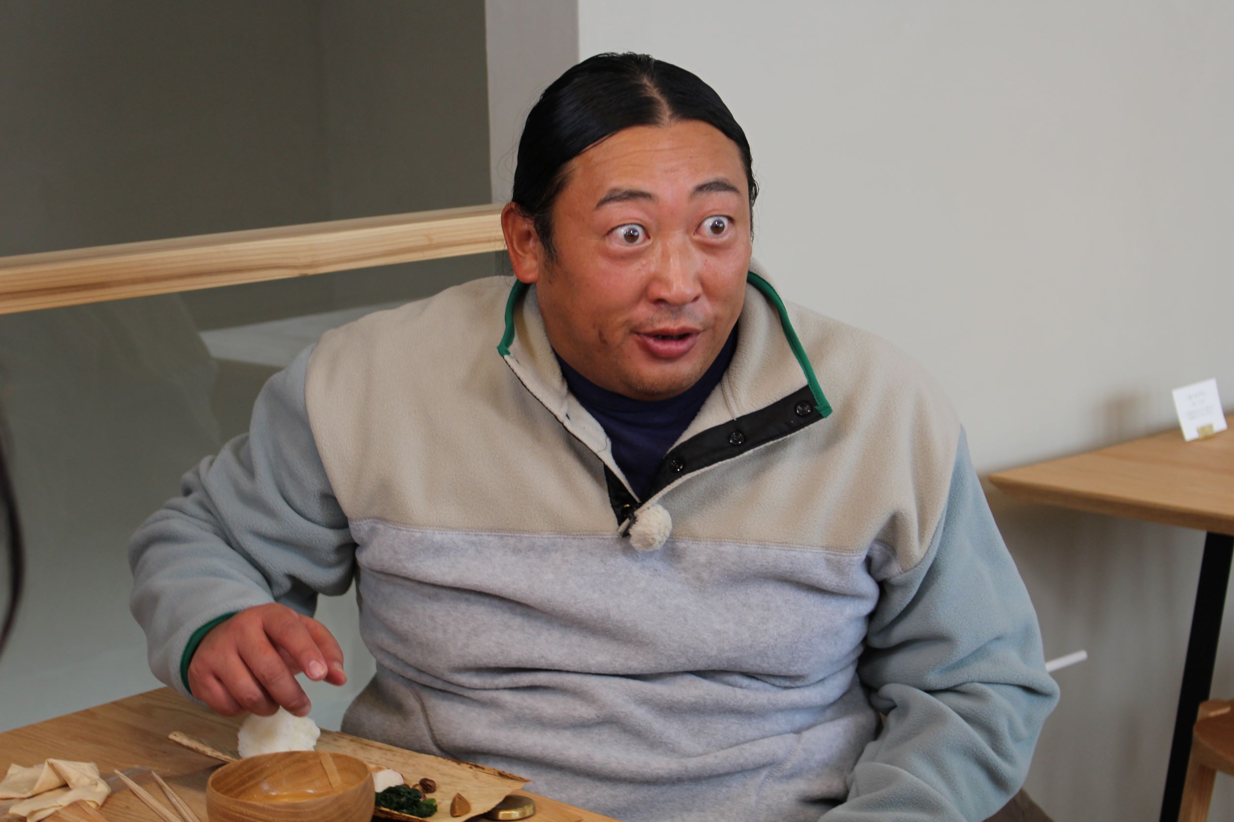 おむすびの美味しさに衝撃を受けるロバート秋山