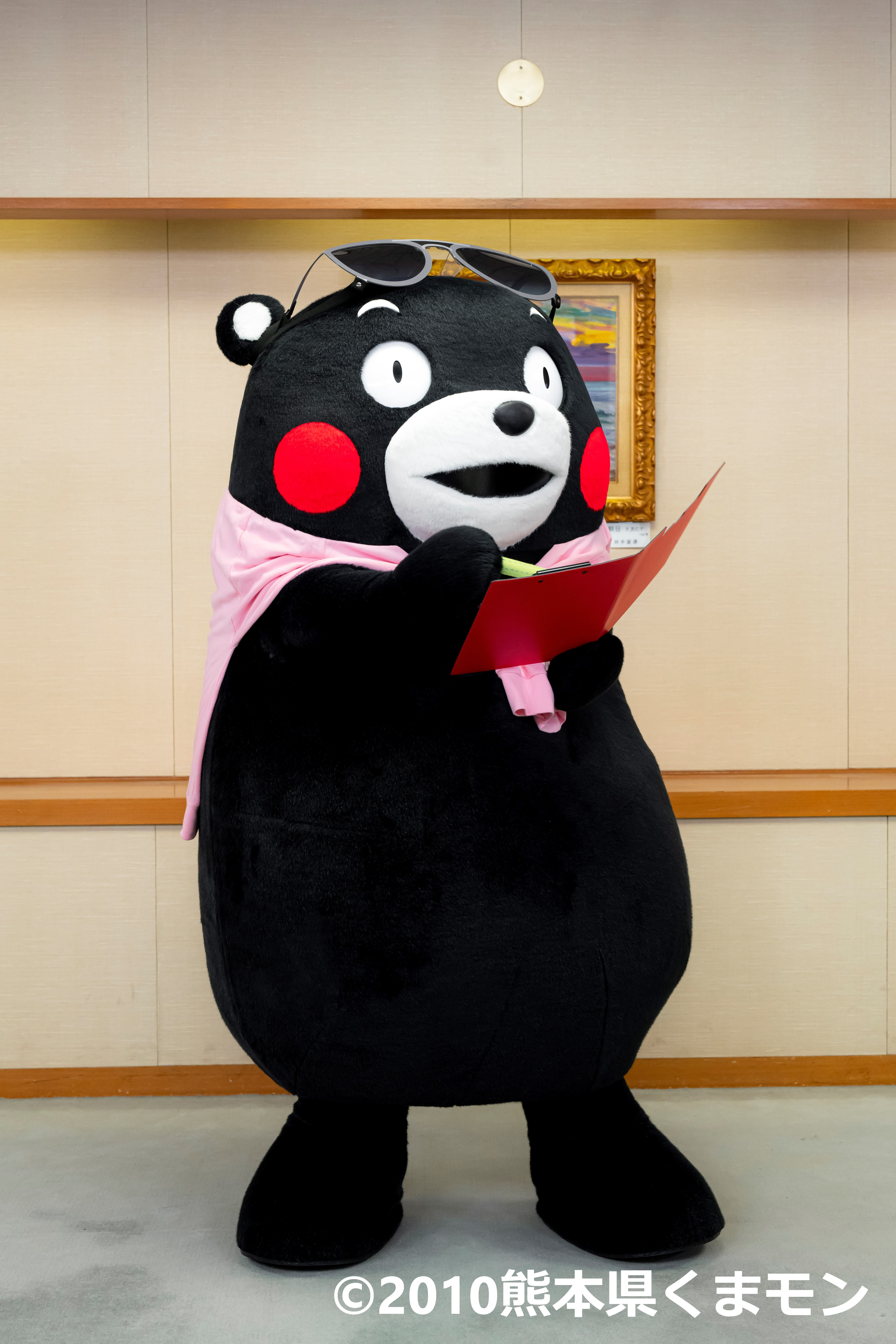 くまモンが意気込みを書く様子