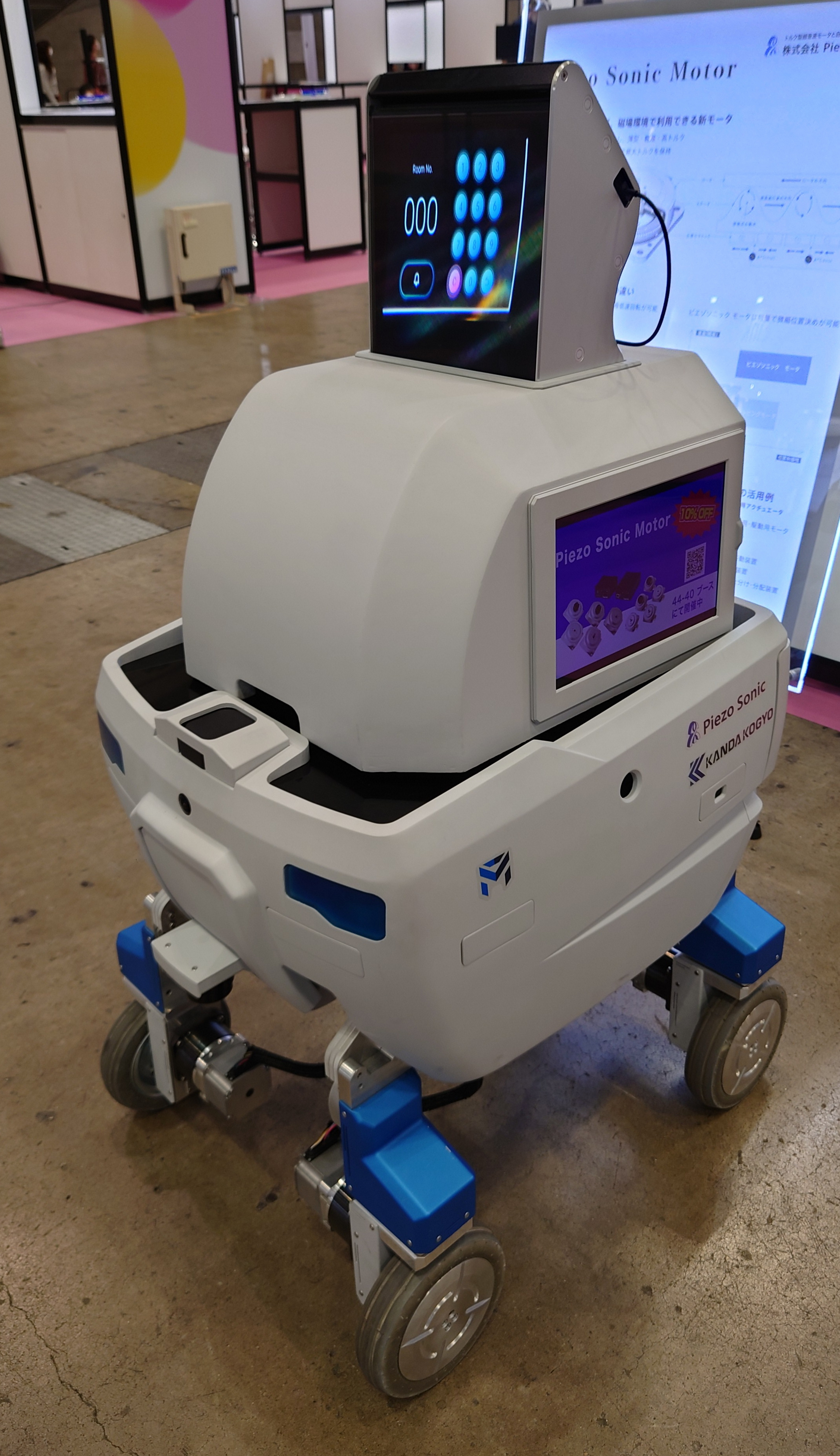 広告デモ搬送用コンテナユニットと空中ディスプレイを装備したMighty-D3