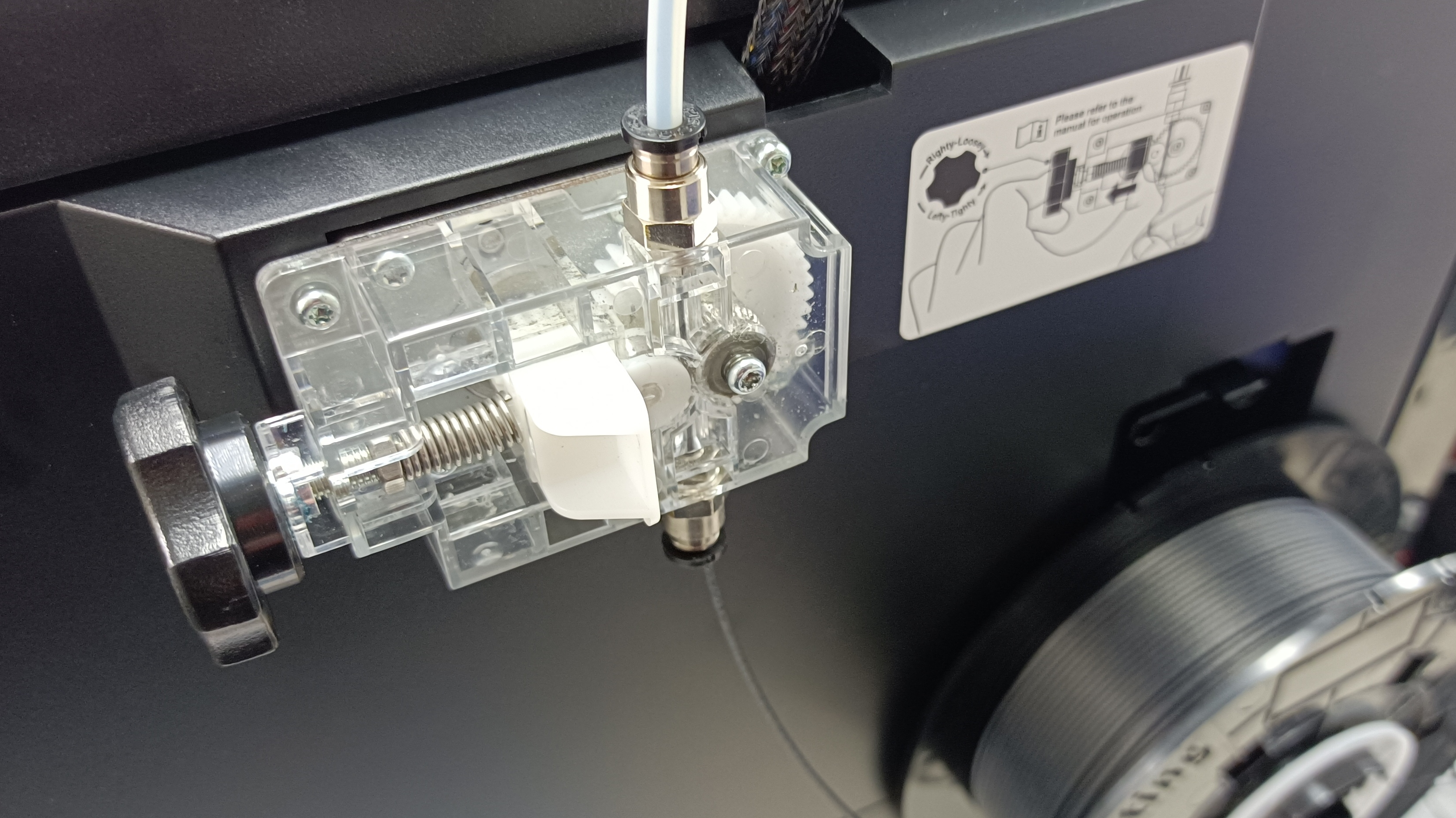 固定力を調整できる新型フィーダーシステム