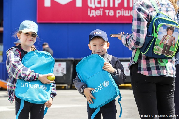 ザポリージャにある難民受け入れセンターで、ユニセフ支援物資のスクールバッグなどを受け取った子どもたち。(ウクライナ、2022年5月24日撮影) © UNICEF_UN0649047_Klochko
