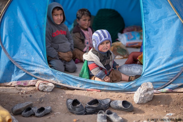 ヘラートの国内避難民キャンプ内のテントで暮らす子どもたち。(アフガニスタン、2022年1月撮影) © UNICEF_UN0574503_Bidel